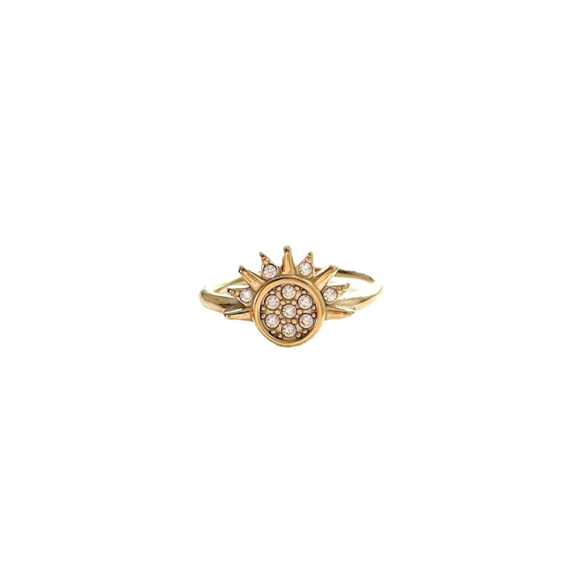 Bague femme ajustable en acier inoxydable doré, représentant un soleil éclatant serti de zirconiums étincelants. Bijou lumineux et symbolique, conçu pour résister à l’eau, hypoallergénique et durable. À porter seul ou avec la bague Lune pour former un duo céleste raffiné.