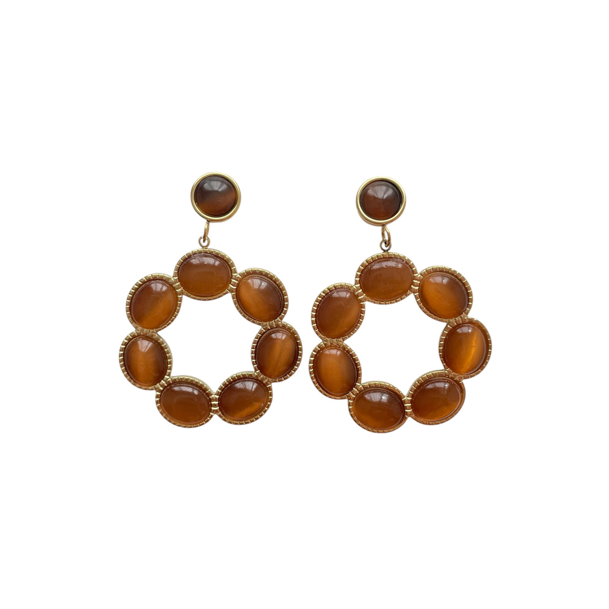 Boucles d’oreilles rondes pour femme en résine marron et acier inoxydable doré brillant. Bijou chic et moderne au design épuré, résistant à l’eau, hypoallergénique et sans ternissement. Un accessoire élégant pour toutes les saisons, du look quotidien à la tenue habillée.