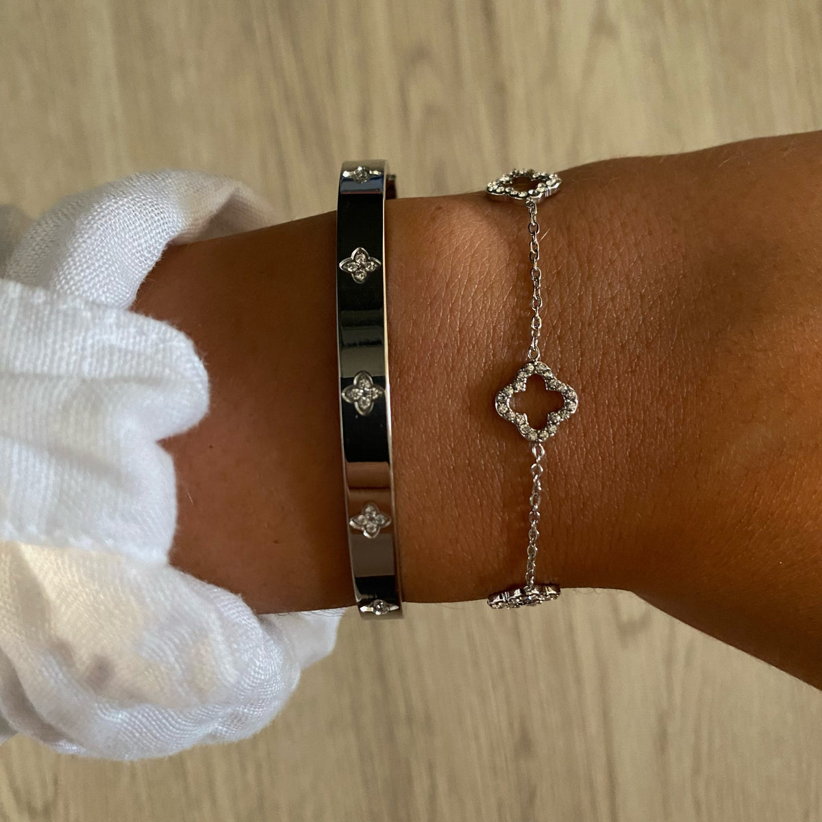 Bracelet jonc trèfles argenté acier pour femme  