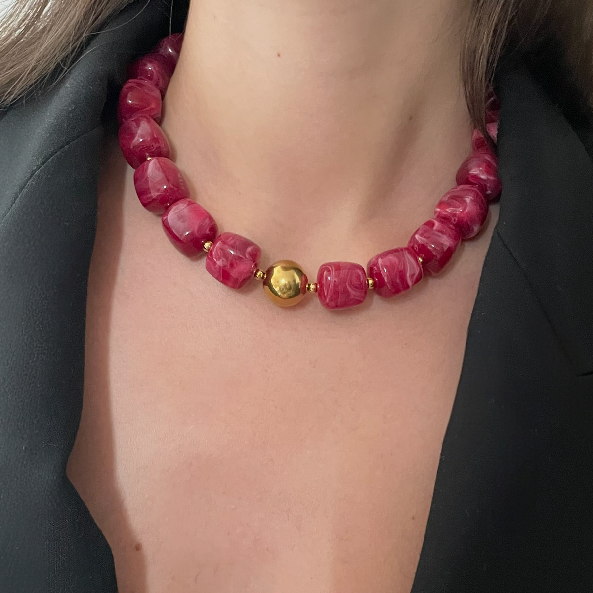 Collier résine magenta fuchsia perles carrées tendance femme