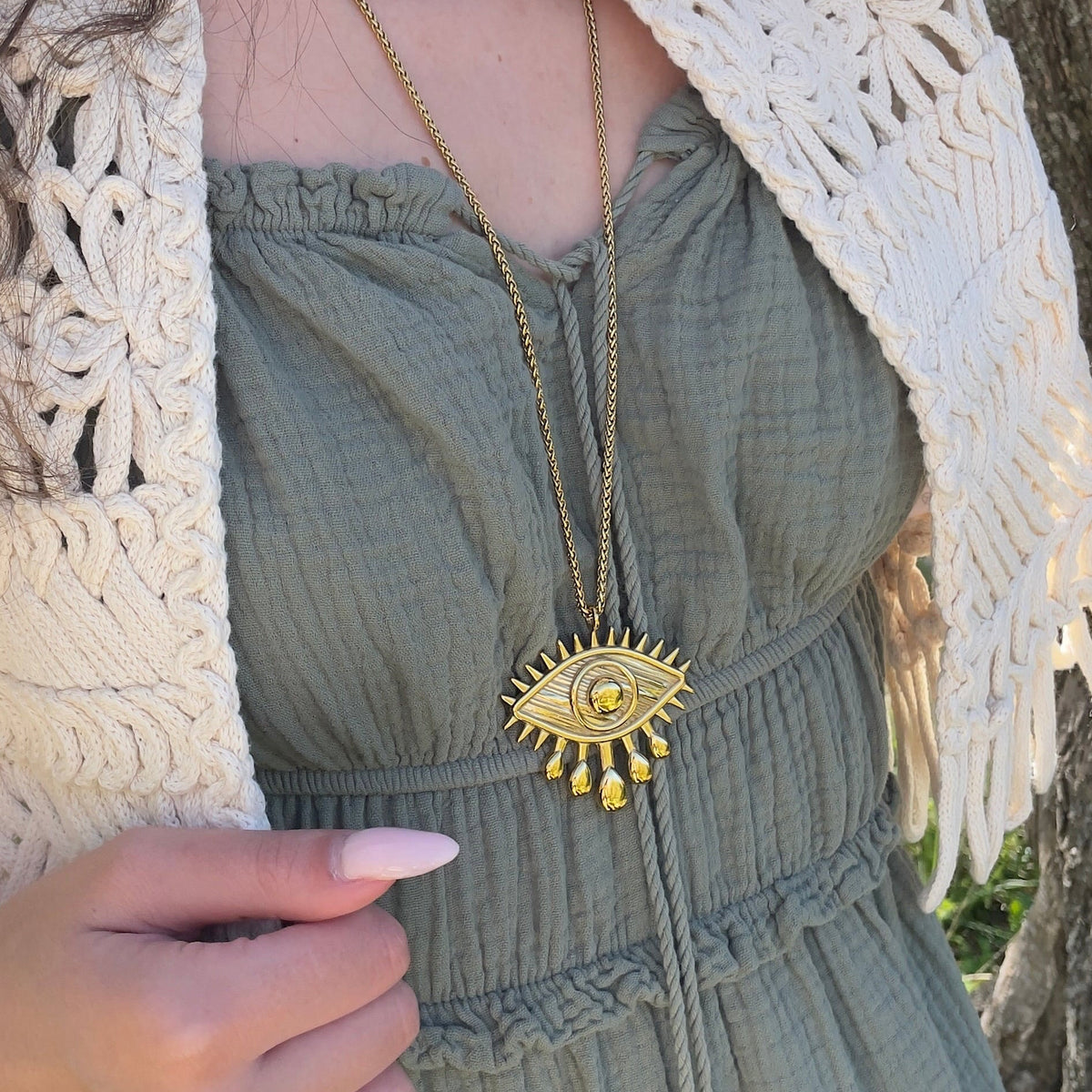 Collier long sautoir élégant composé d’un pendentif œil de protection doré tendance femme 