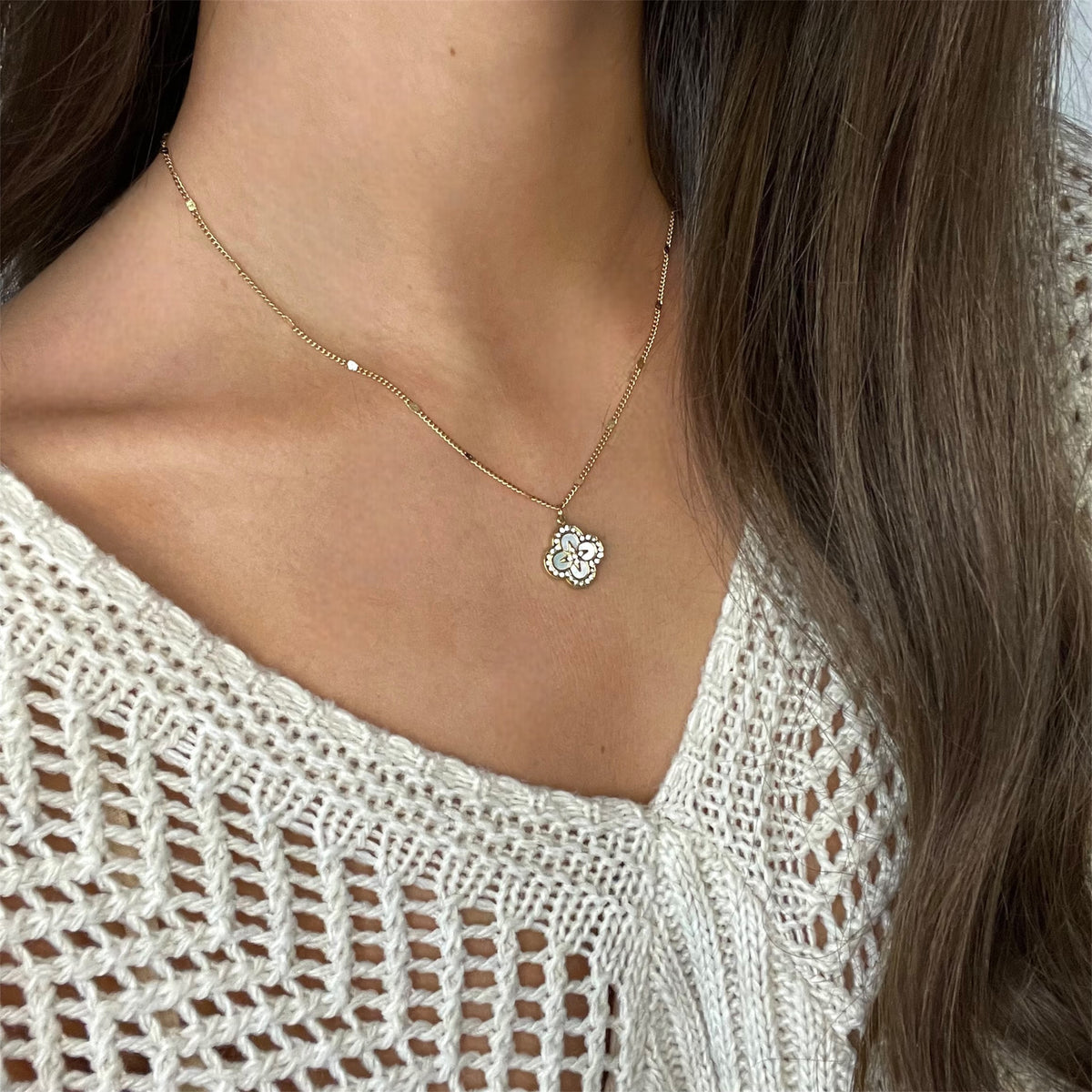 Collier pendentif trèfle blanc nacré en acier inoxydable doré et zirconium pour femme 