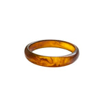 Jonc en résine marron au fini lisse et brillant. Léger et confortable, ce bijou tendance s’associe parfaitement avec un jonc doré en acier inoxydable pour un look raffiné. À porter seul ou en accumulation pour un style chic et minimaliste.
