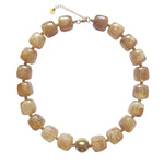 Collier en résine beige jaune effet marbré avec perle centrale en acier inoxydable doré, réglable et résistant à l’eau pour femme.