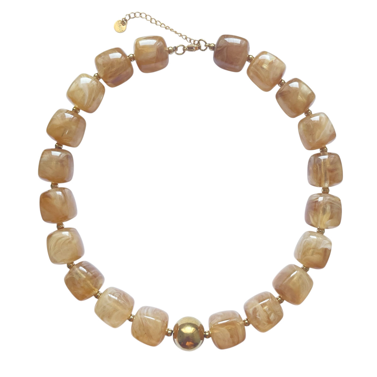 Collier en résine beige jaune effet marbré avec perle centrale en acier inoxydable doré, réglable et résistant à l’eau pour femme.